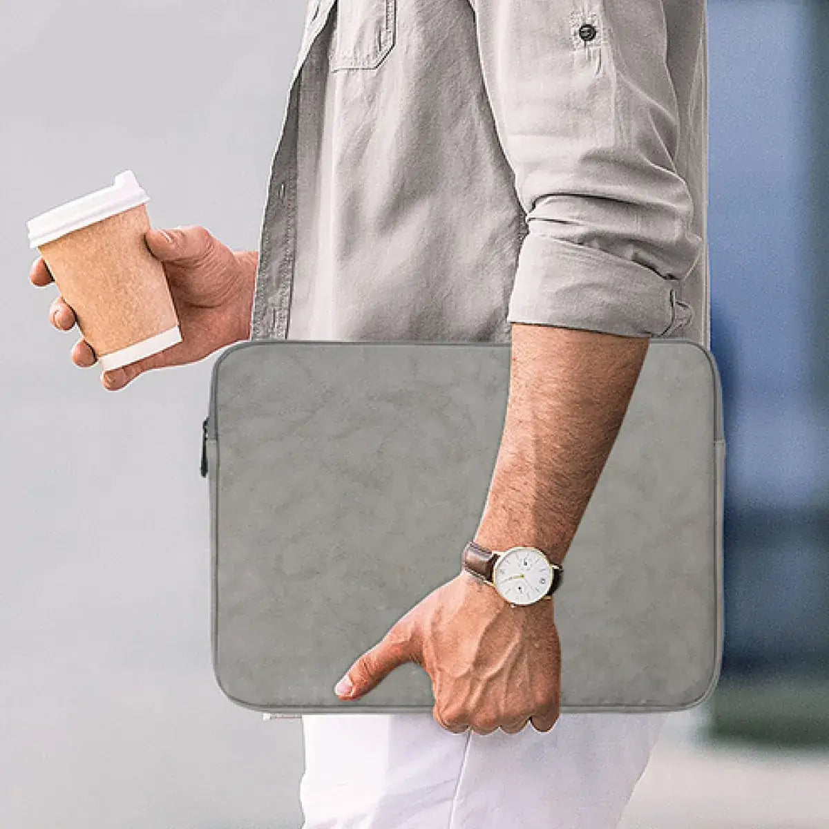 LCASE Laptophülle Reissverschluss getragen von Mann mit Kaffee