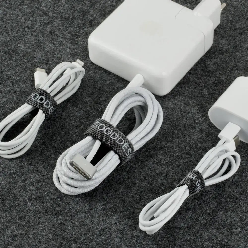 Kabelbinder Vorschaubild im Einsatz auf Filz Schreibtischunterlage Ladekabel gebunden